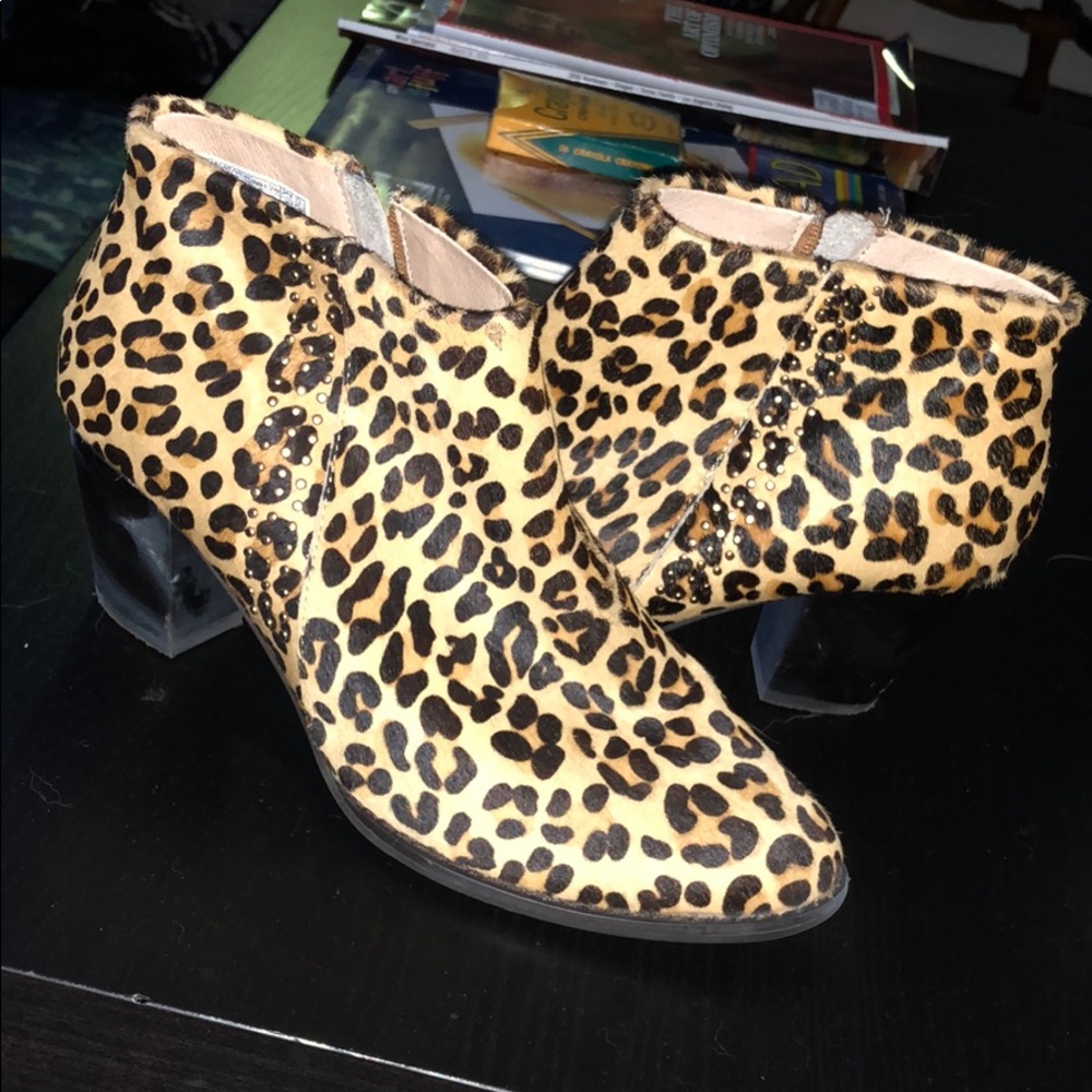 Vionic Orthaheel calf hair leopard booties 9